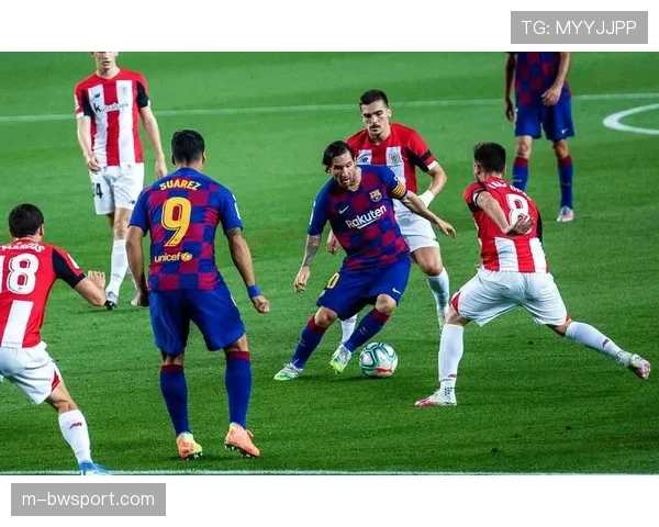 实时：毕尔巴鄂竞技对阵瓦伦西亚，比赛因球迷向场内投掷杂物中断15分钟。